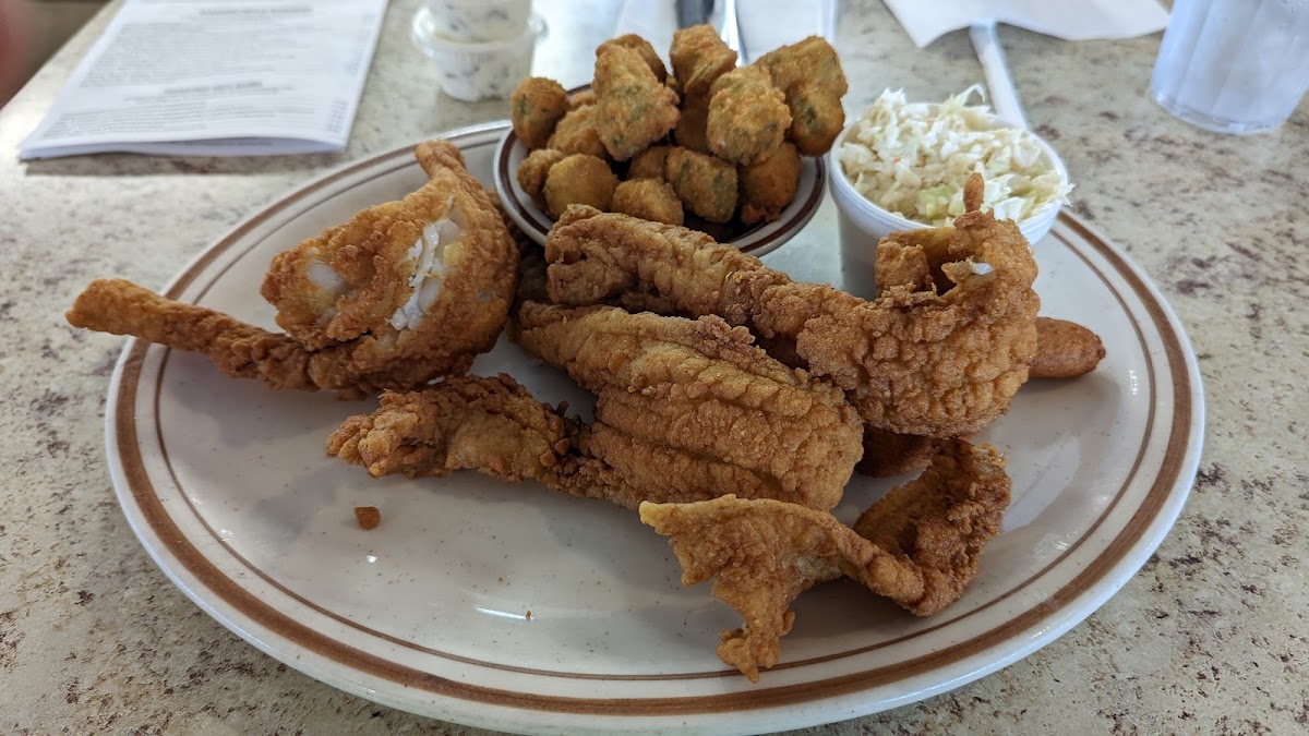 ZOE'S FAMILY RESTAURANT - Photo 7