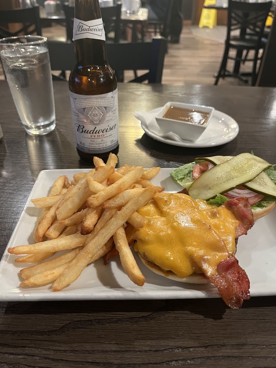 Grillers Kitchen & Bar - Photo 3