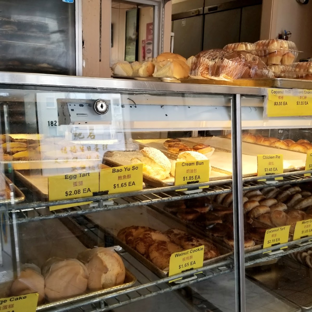 Lung Fung Bakery - Photo 2