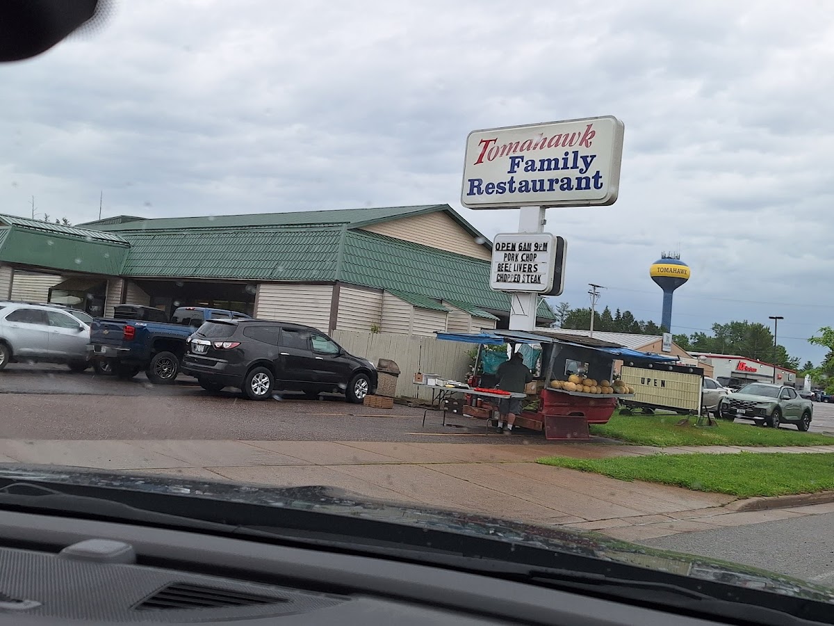 Tomahawk Family Restaurant - Photo 8