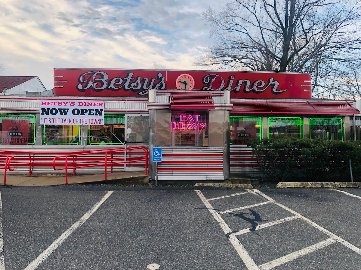 Betsy's Diner - Photo 2