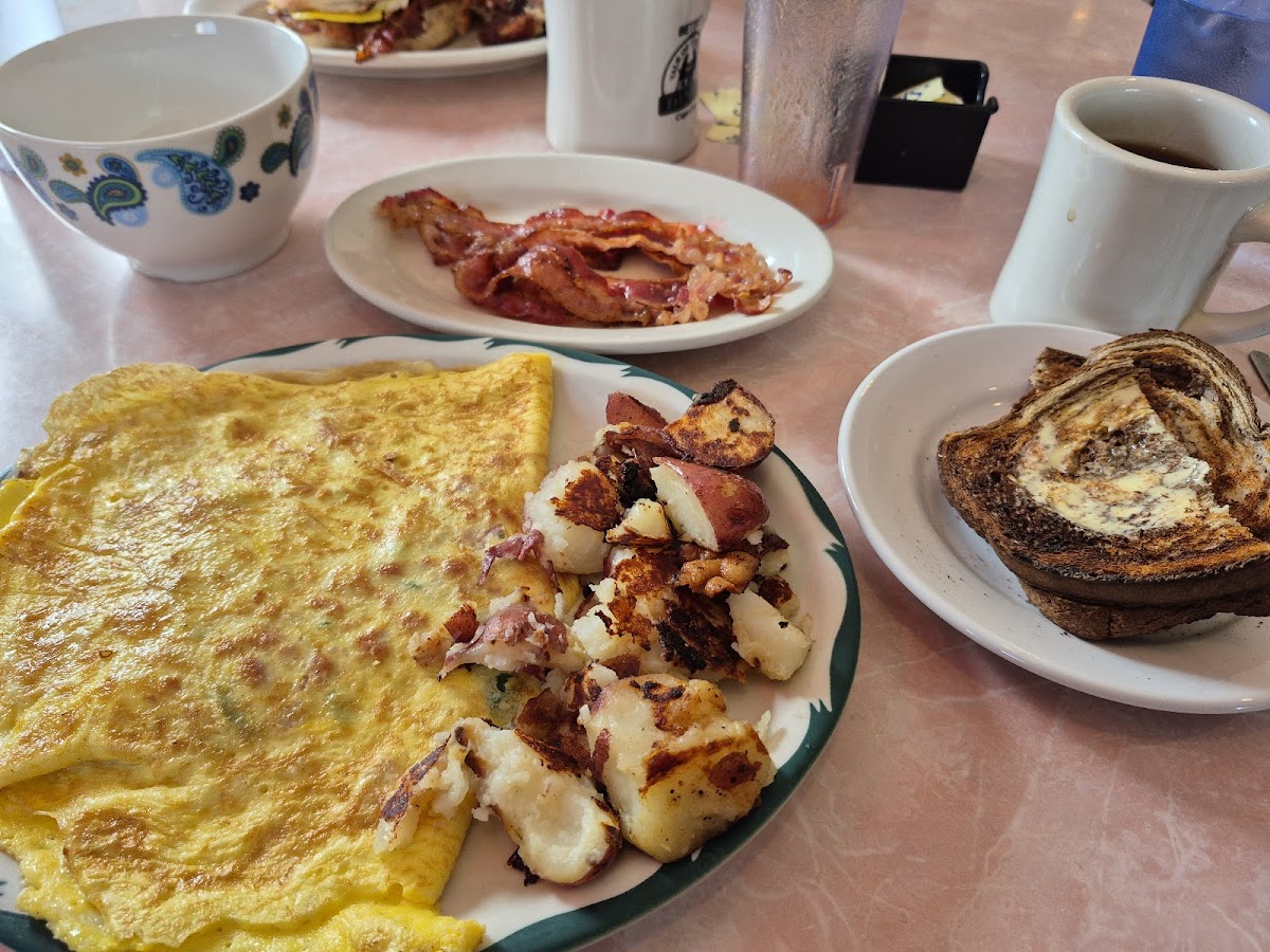 Betsy's Diner - Photo 7