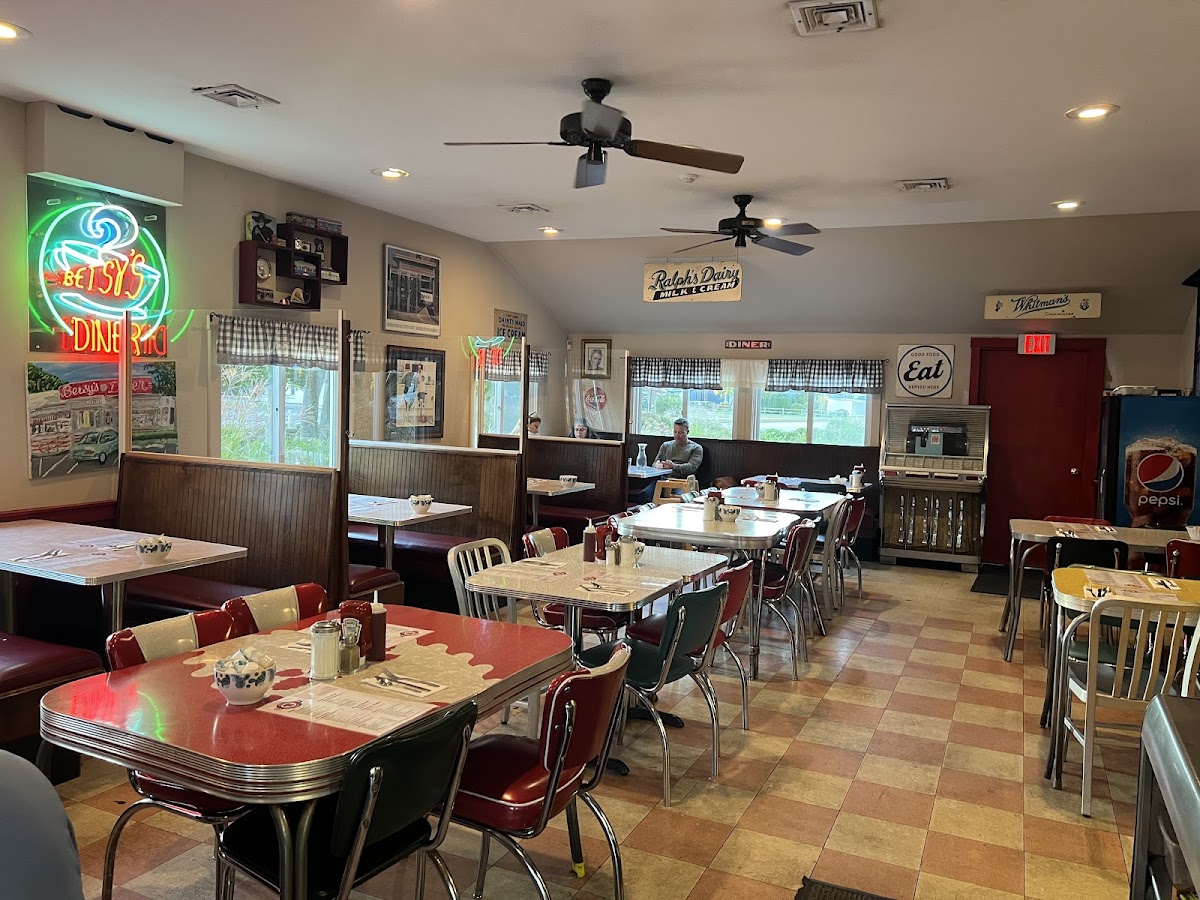 Betsy's Diner - Photo 8