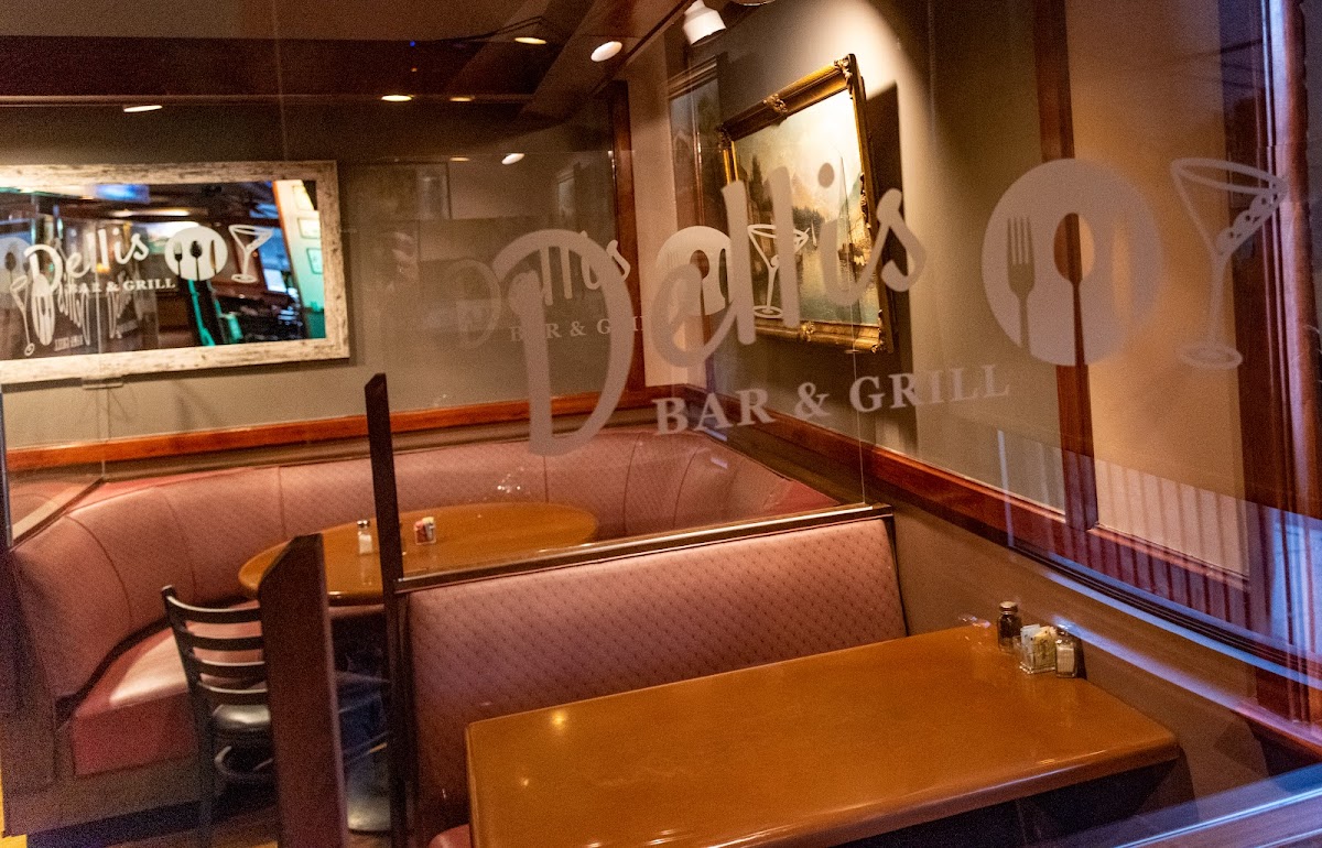 Dellis' Restaurant Bar & Grill