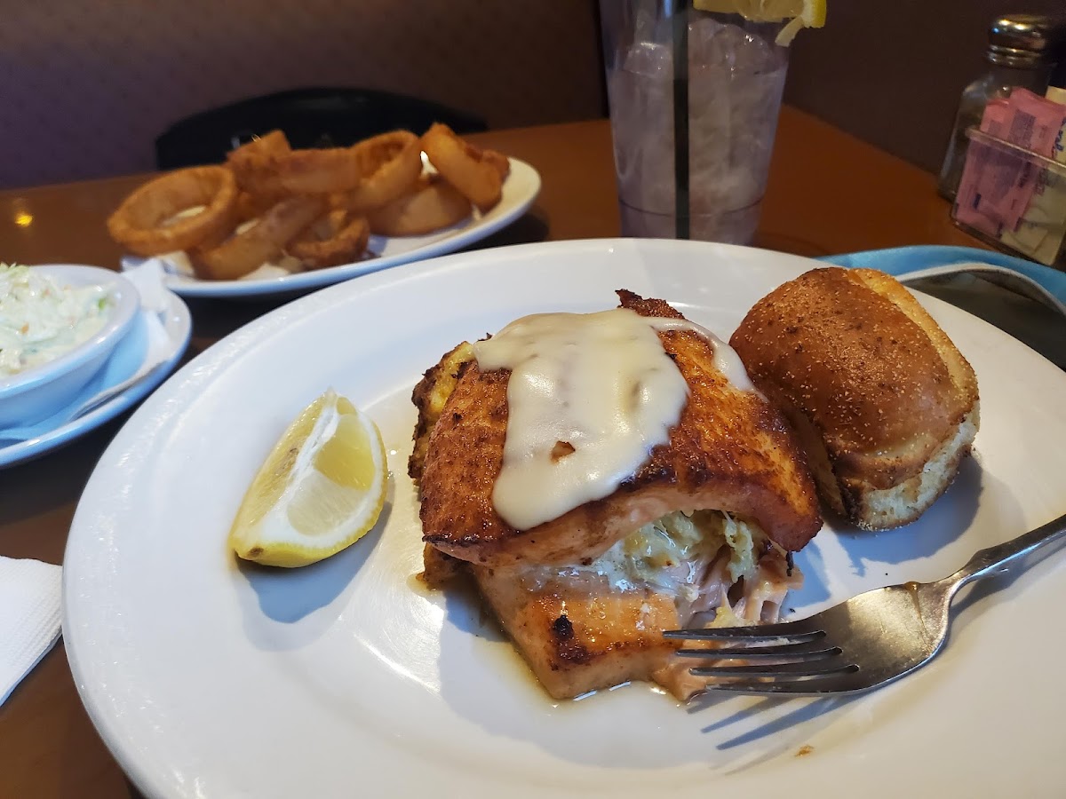 Dellis' Restaurant Bar & Grill - Photo 9