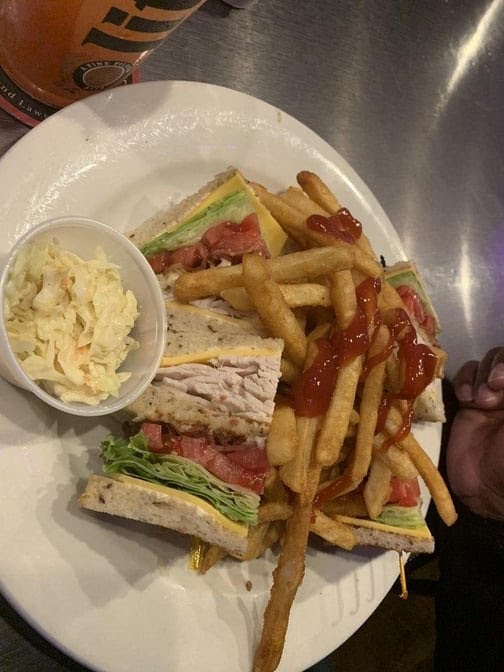 Dellis' Restaurant Bar & Grill - Photo 2