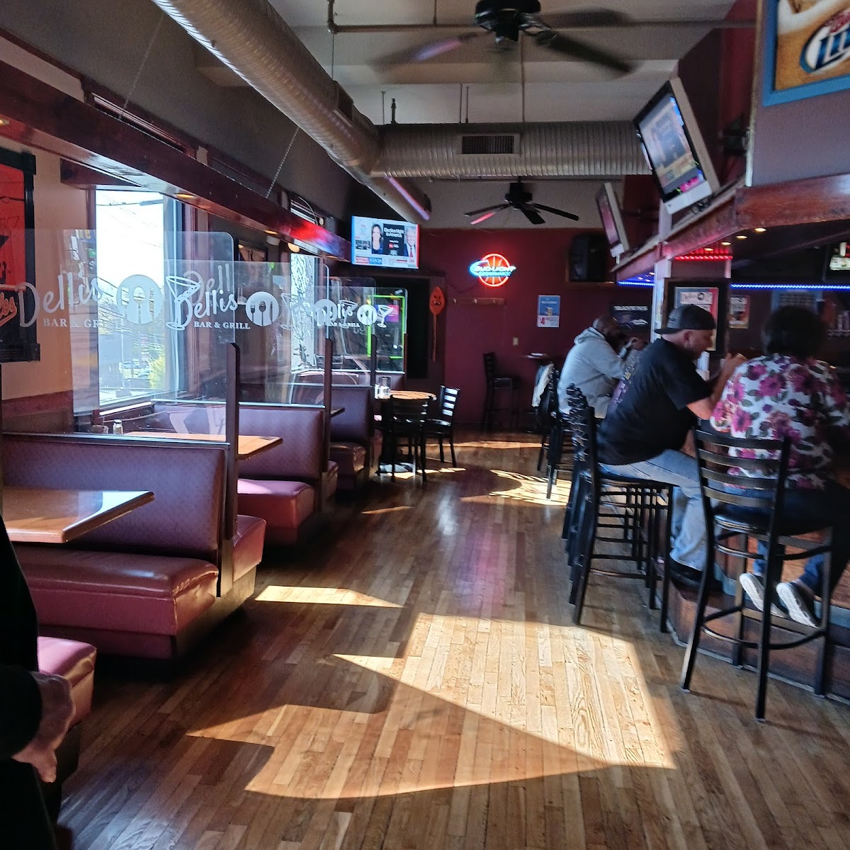 Dellis' Restaurant Bar & Grill - Photo 3