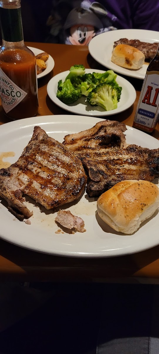 Dellis' Restaurant Bar & Grill - Photo 6