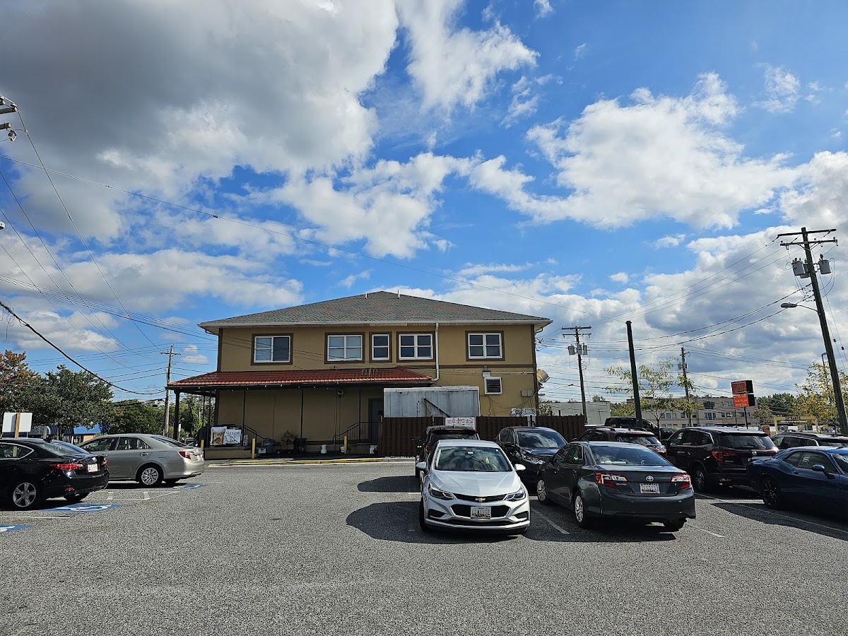 Dellis' Restaurant Bar & Grill - Photo 8