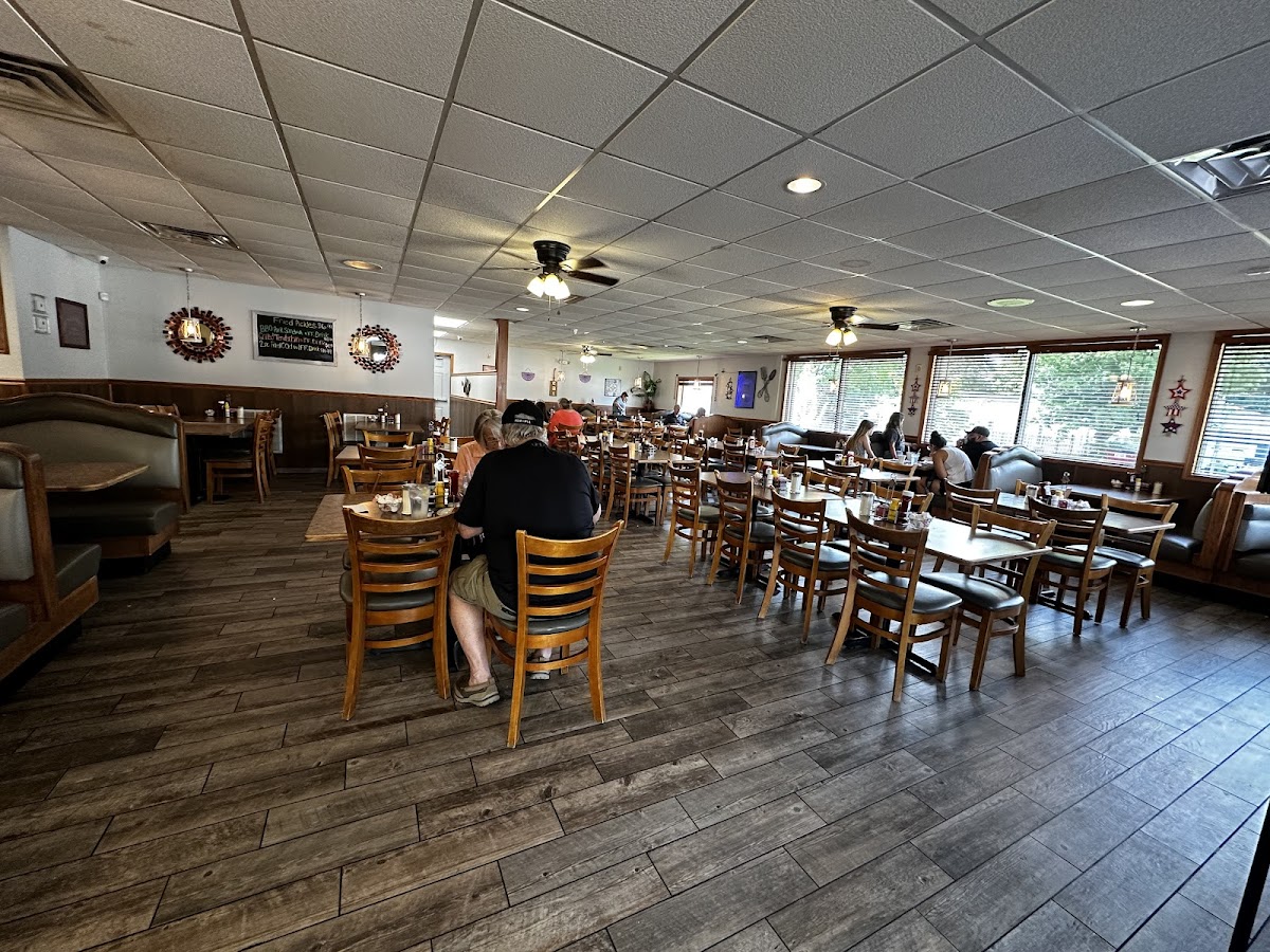 Benjamin's Restaurant - Photo 3