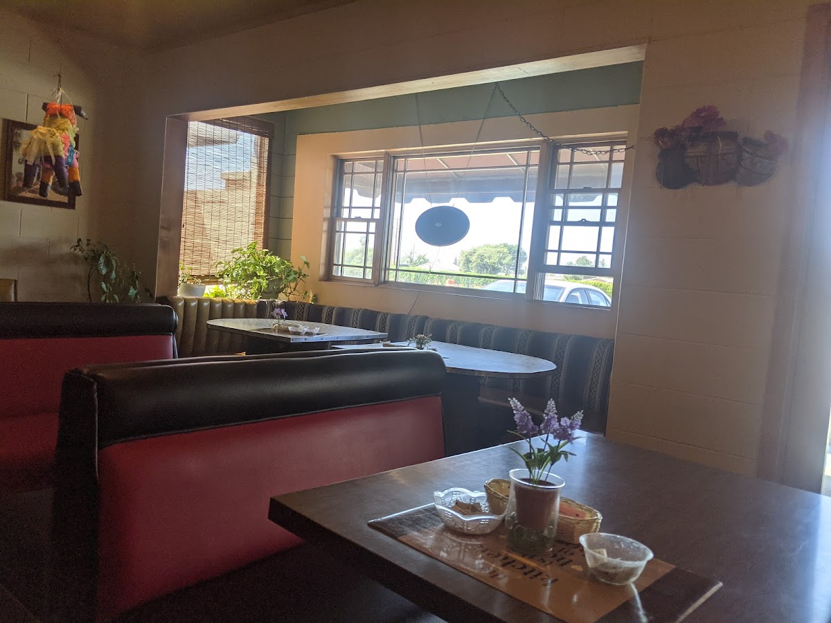 Annie's Restaurant - Photo 5