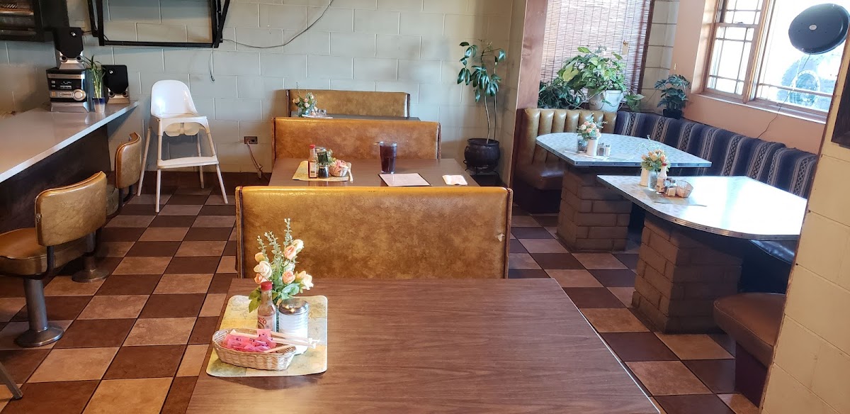 Annie's Restaurant - Photo 7