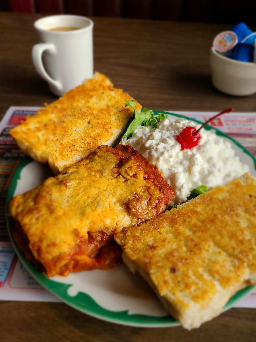 Marly's Restaurant - Photo 4