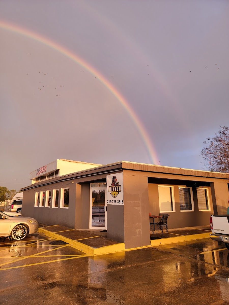 Mintos Bar and Grill - Photo 9
