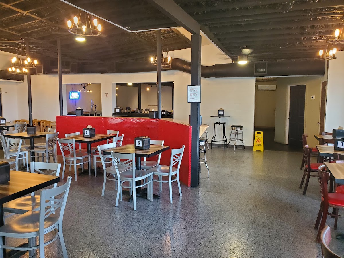 Mintos Bar and Grill - Photo 6
