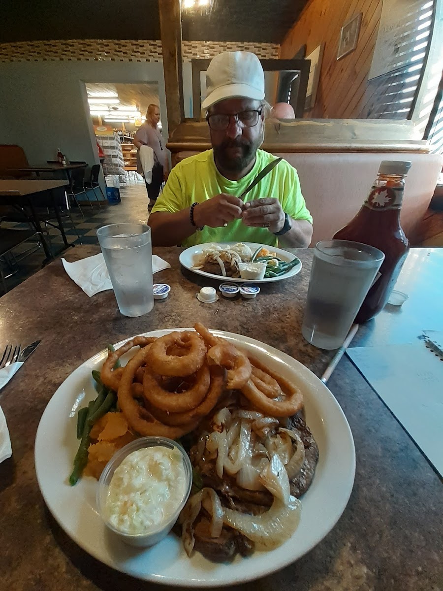 Blue Goose Restaurant - Photo 4