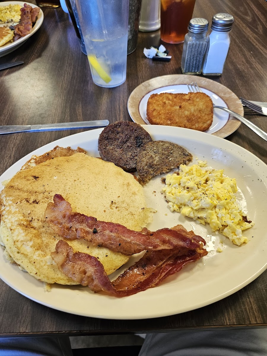 Dogged State Distilling Co. Diner - Photo 3