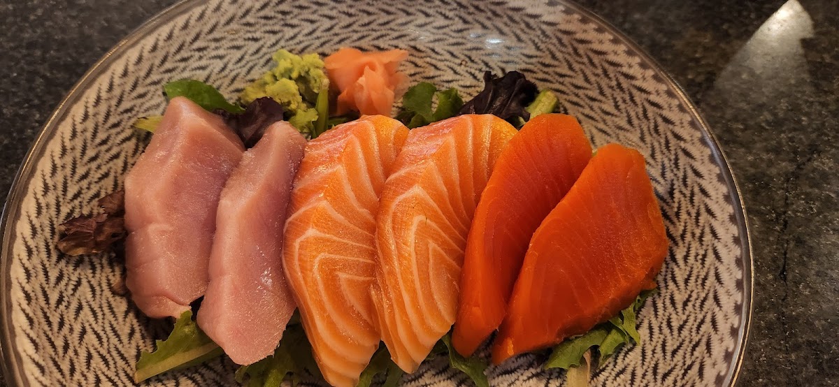 Cocos chicken and sushi - Photo 1
