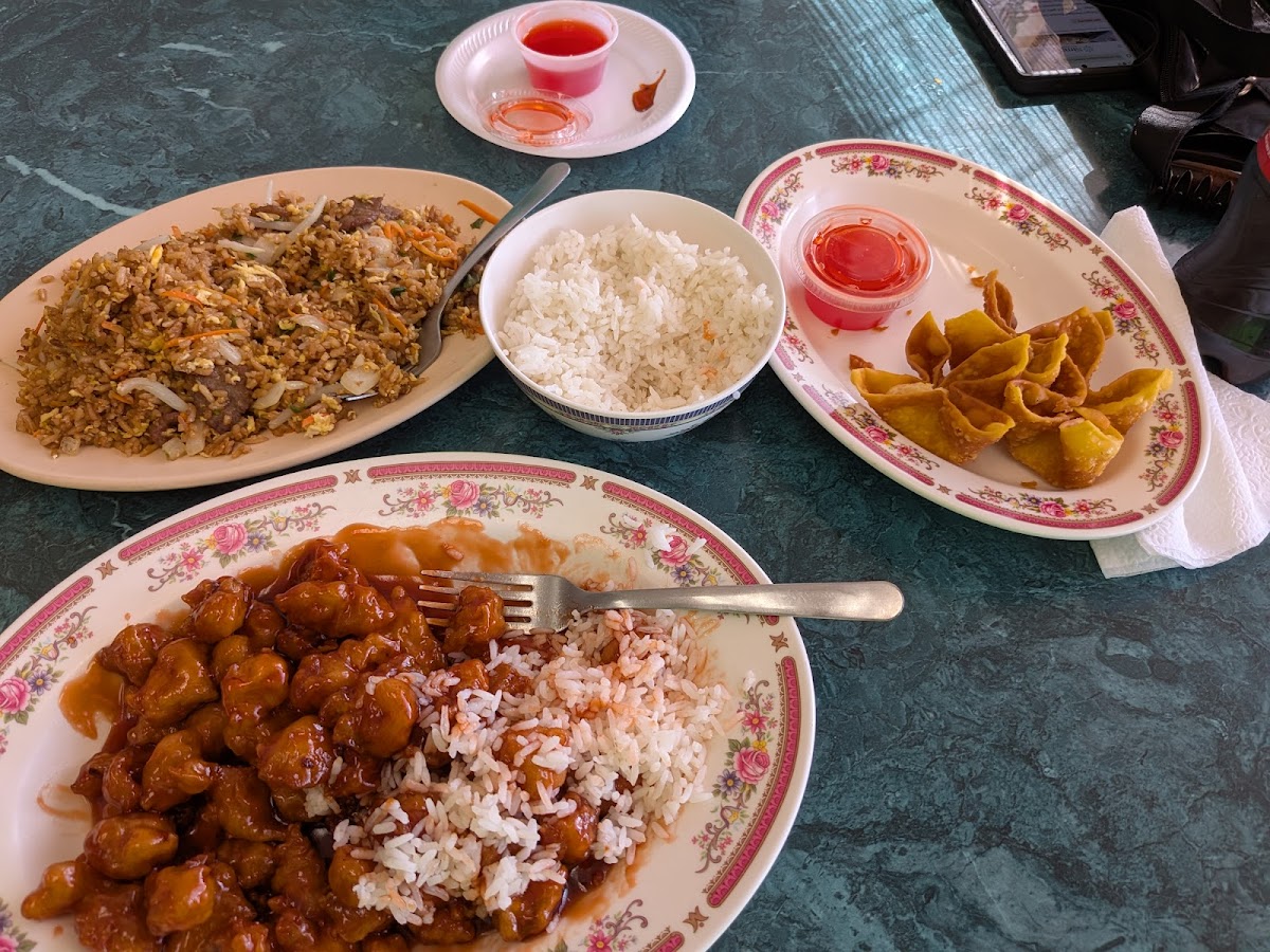 Canton Chinese Cuisine - Photo 1