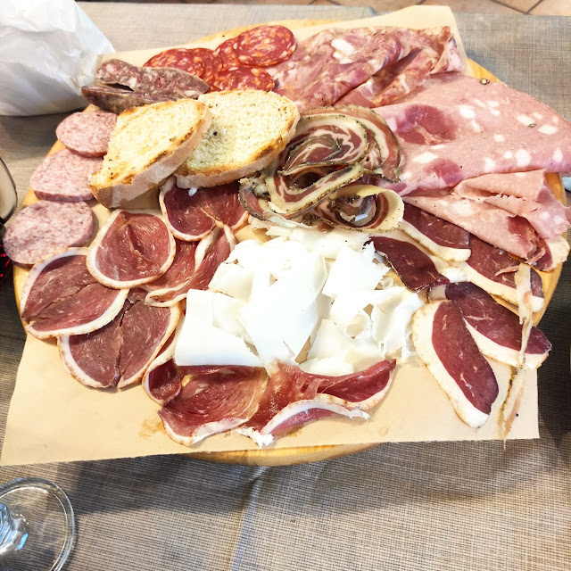 Tagliere Di Salumi E Bruschette Miste