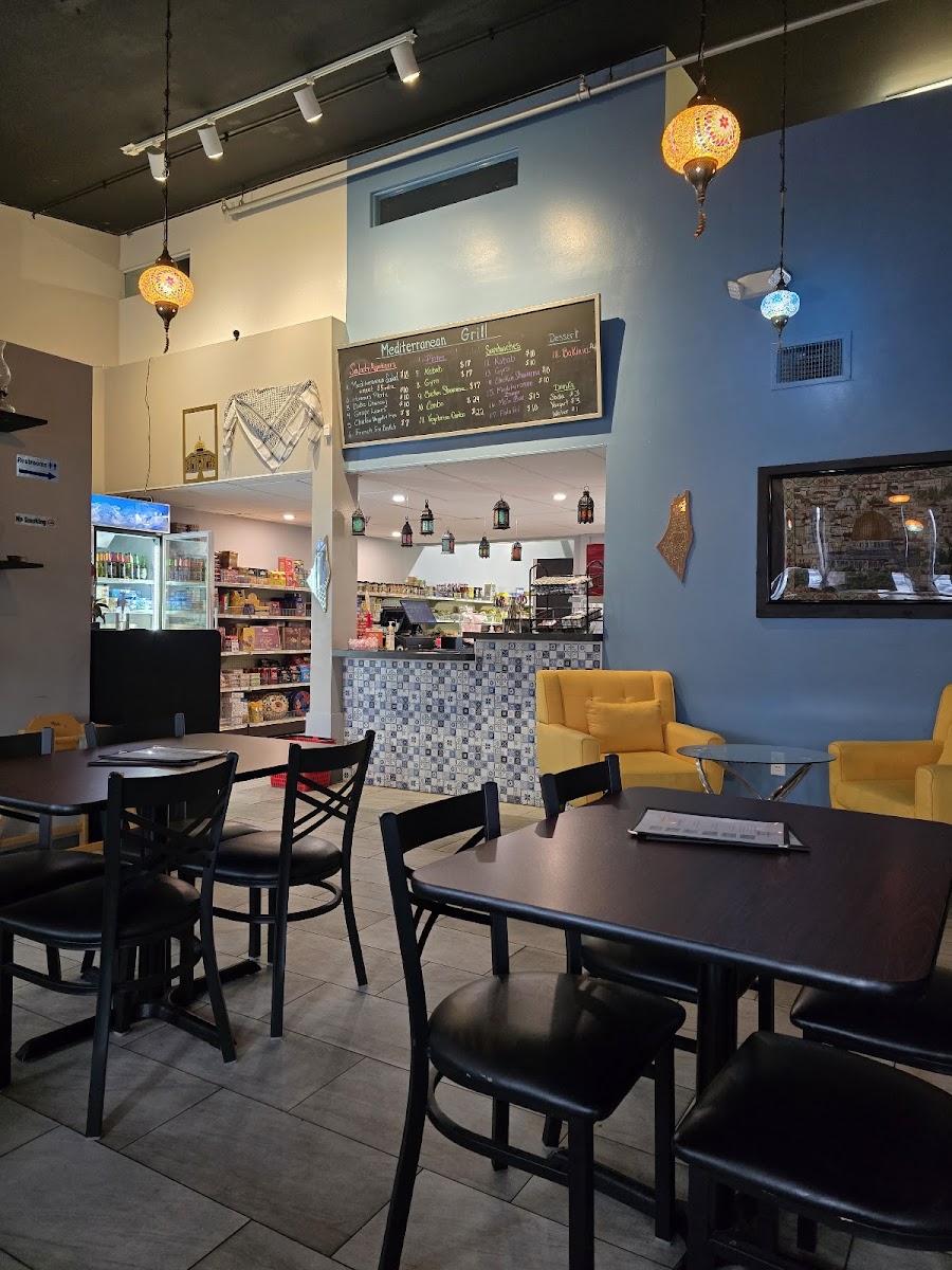 Mo'z/Mediterranean Grill - Photo 8