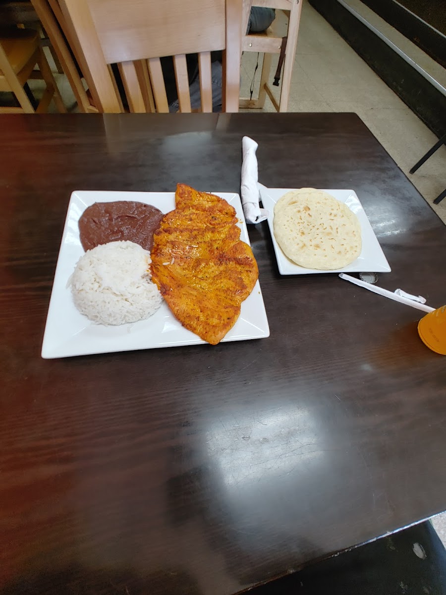 EL SALVADOREÑO CAFE RESTAURANT LLC - Photo 3