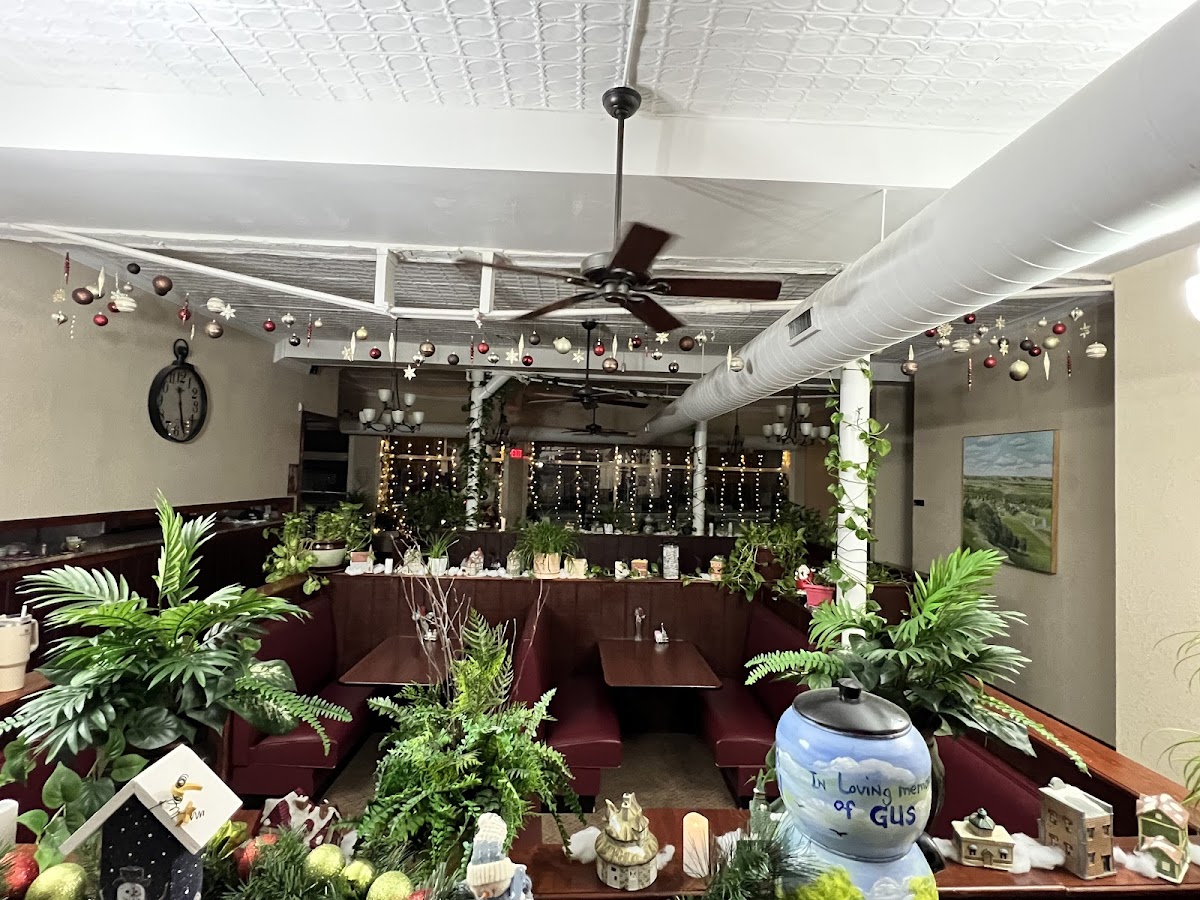 Gus & Tony's Town House Cafe - Photo 2