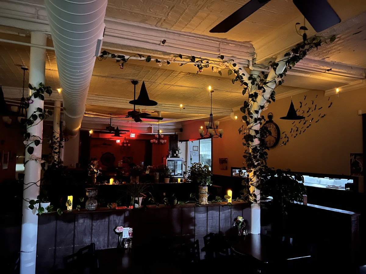 Gus & Tony's Town House Cafe - Photo 6