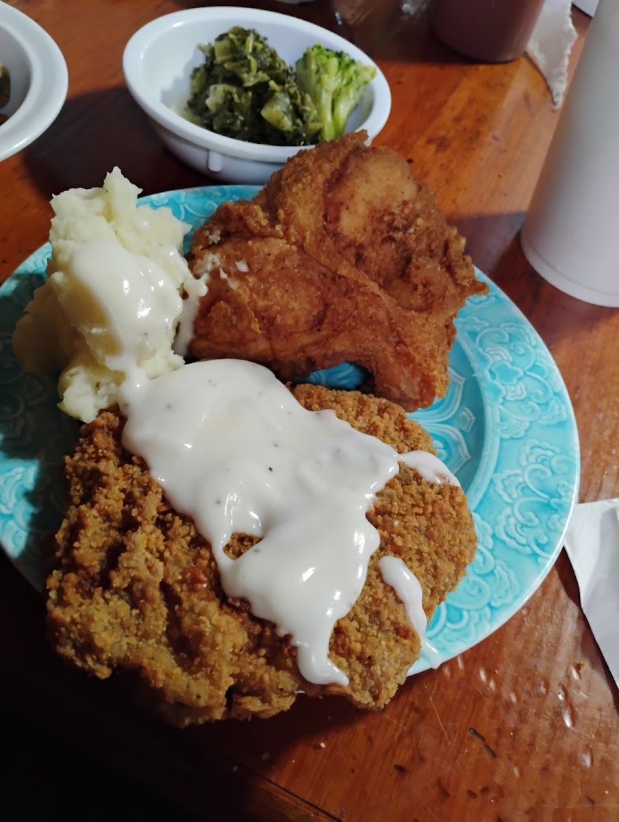 Cypress Inn Restaurant - Photo 5