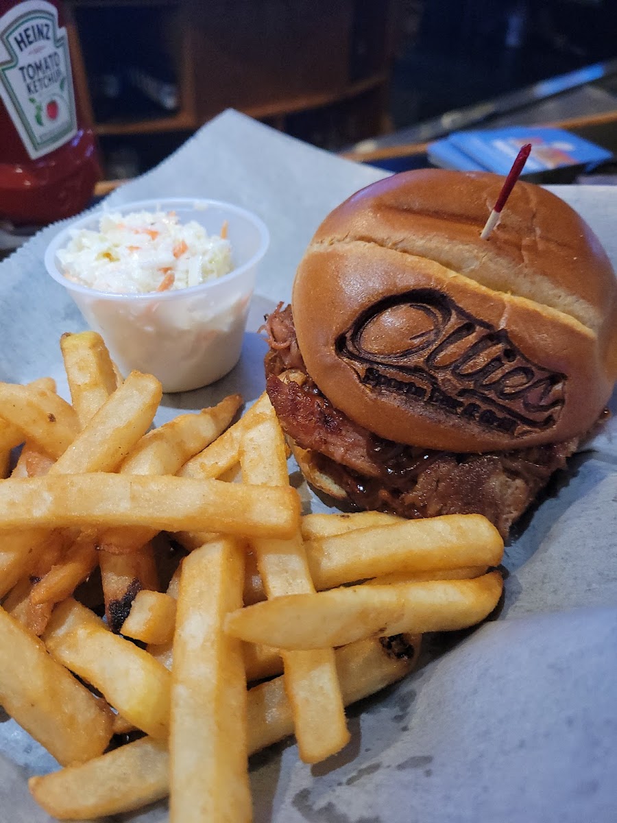 Ollie's Sports Bar & Grille/VIP Lounge - Photo 1