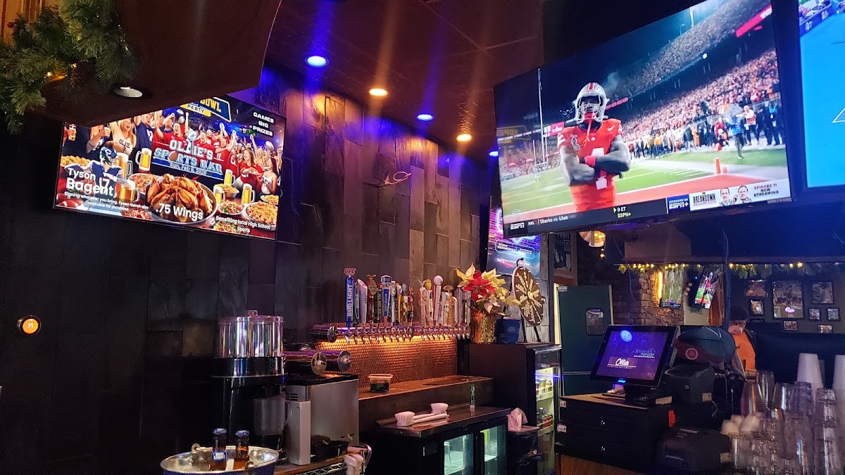 Ollie's Sports Bar & Grille/VIP Lounge - Photo 2