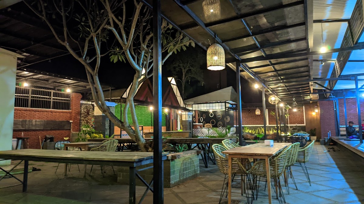 QQ CAFE AND RESTO - Photo 2