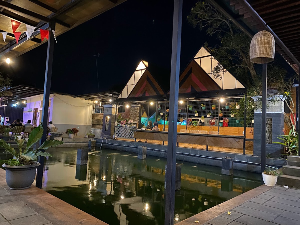 QQ CAFE AND RESTO - Photo 8