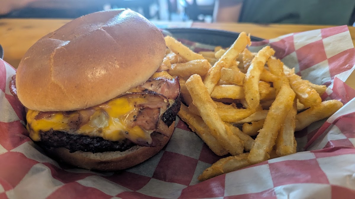 Brewsters Smokehouse - Photo 2