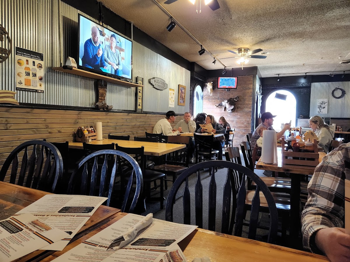 Brewsters Smokehouse - Photo 8