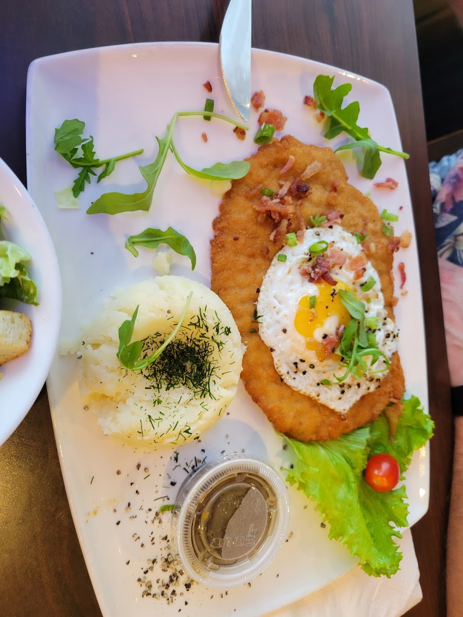 Broken English Bistro - Photo 8