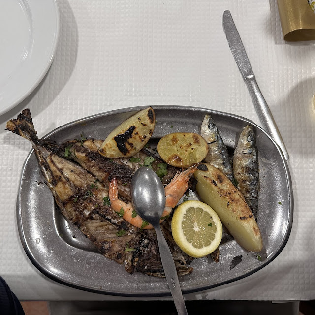 Plat de Poissons Grillés Et Salade Verte
