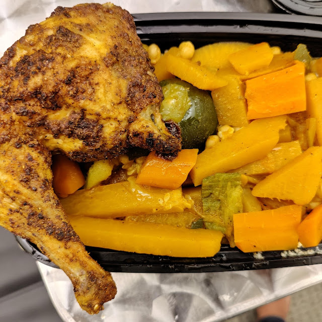 Couscous Aux Légumes Servi Avec Une Cuisse De Poulet Les Plats Chauds Hot Dishes Special