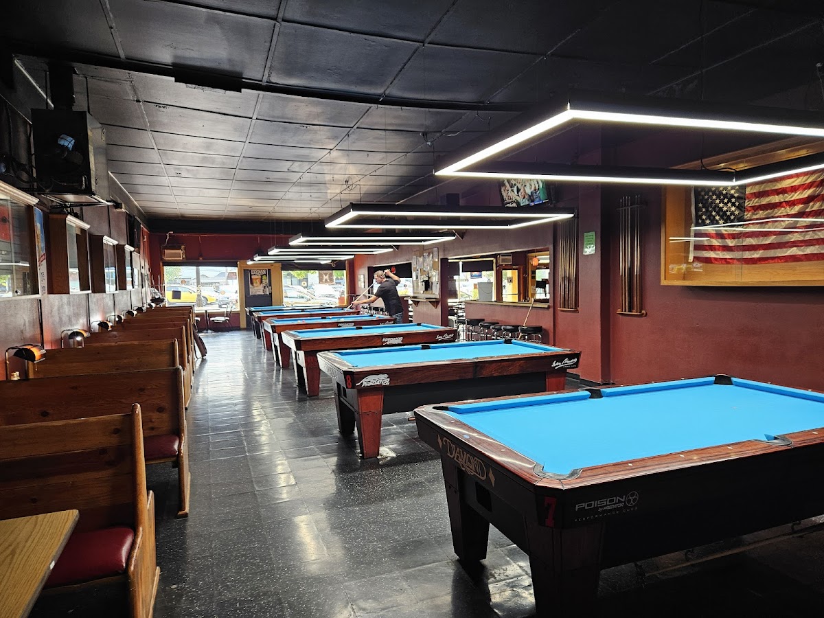 Midway Historic Public House - Photo 2