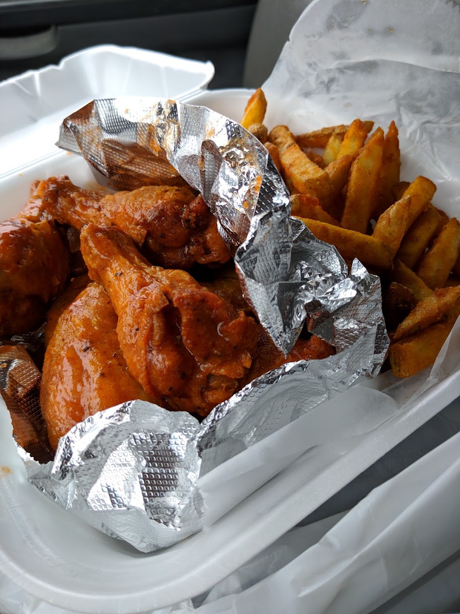 Fish's Wings Shack - Photo 5