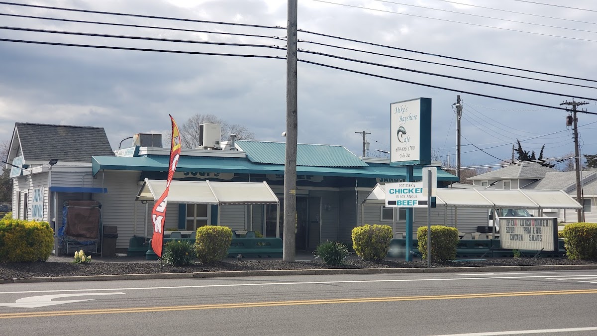 Mike's Bayshore Cafe - Photo 6