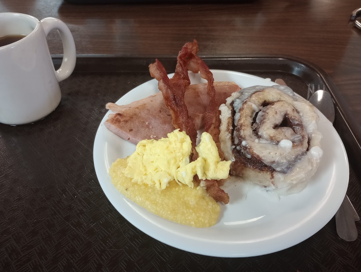 Betty's Cafeteria - Photo 1