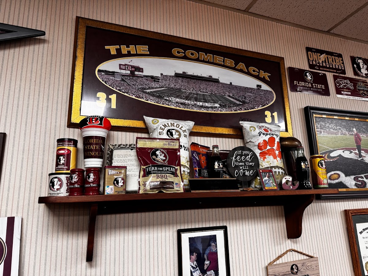 Betty's Cafeteria - Photo 3