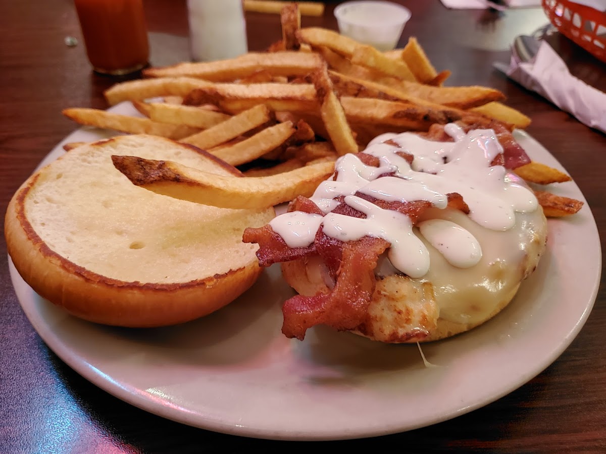 Casey's Restaurant & Lounge - Photo 8
