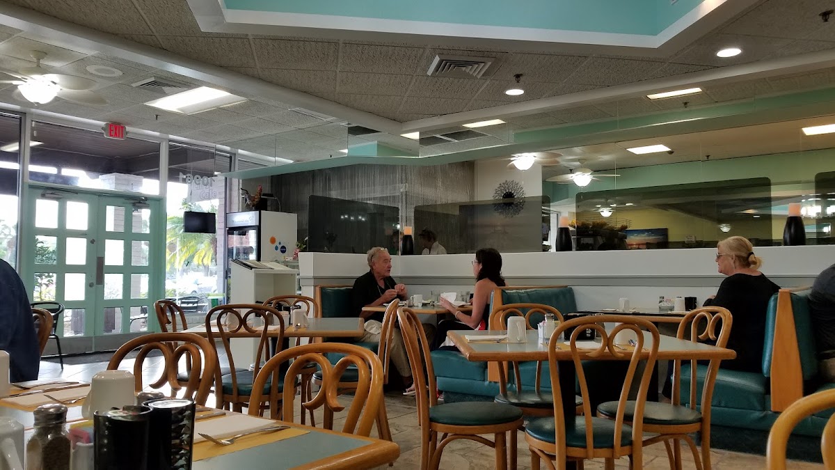 Lili's Cafe - Photo 6
