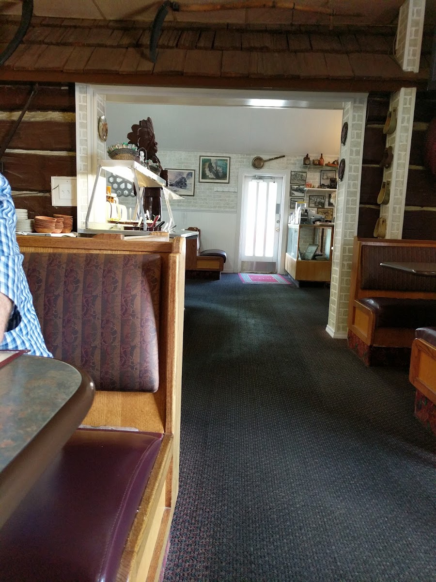 Log Cabin Restaurant & Lounge - Photo 4