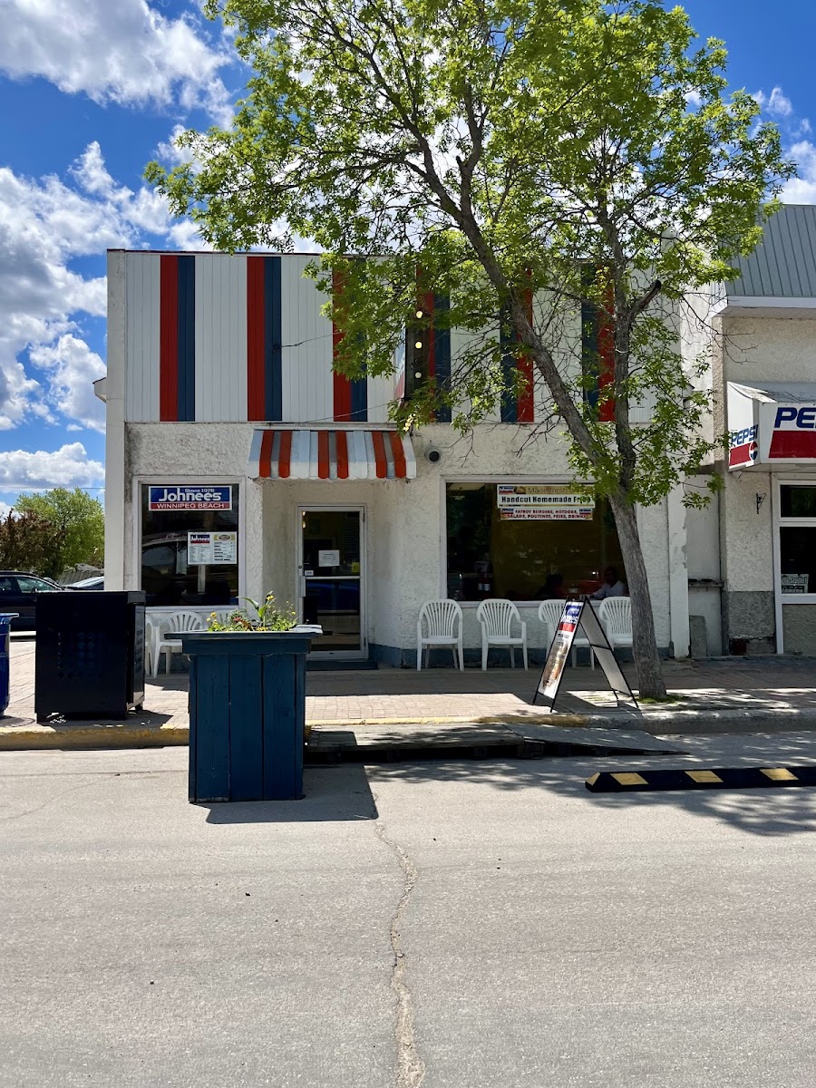 Johnees restaurant - Photo 2