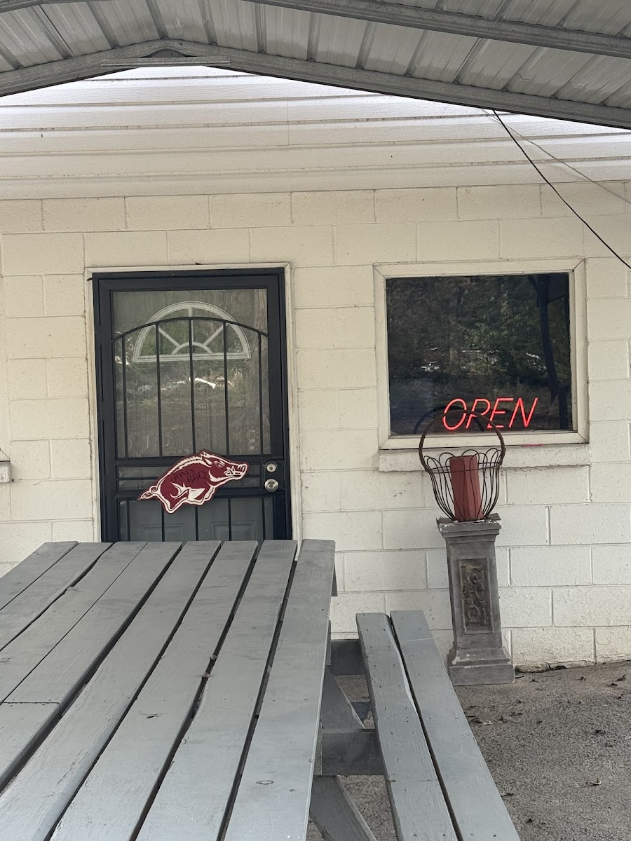 Jones Bar-B-Q Diner - Photo 7