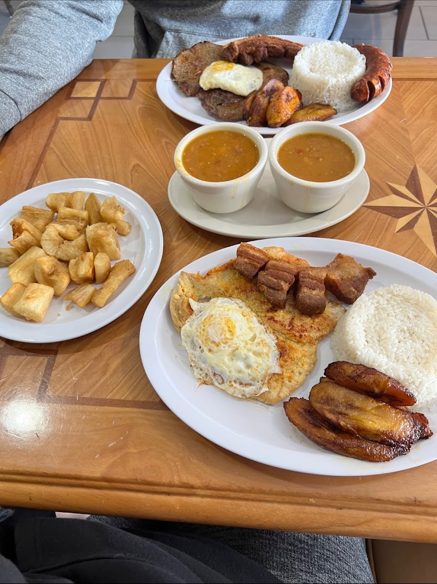 El Tipico - Photo 2