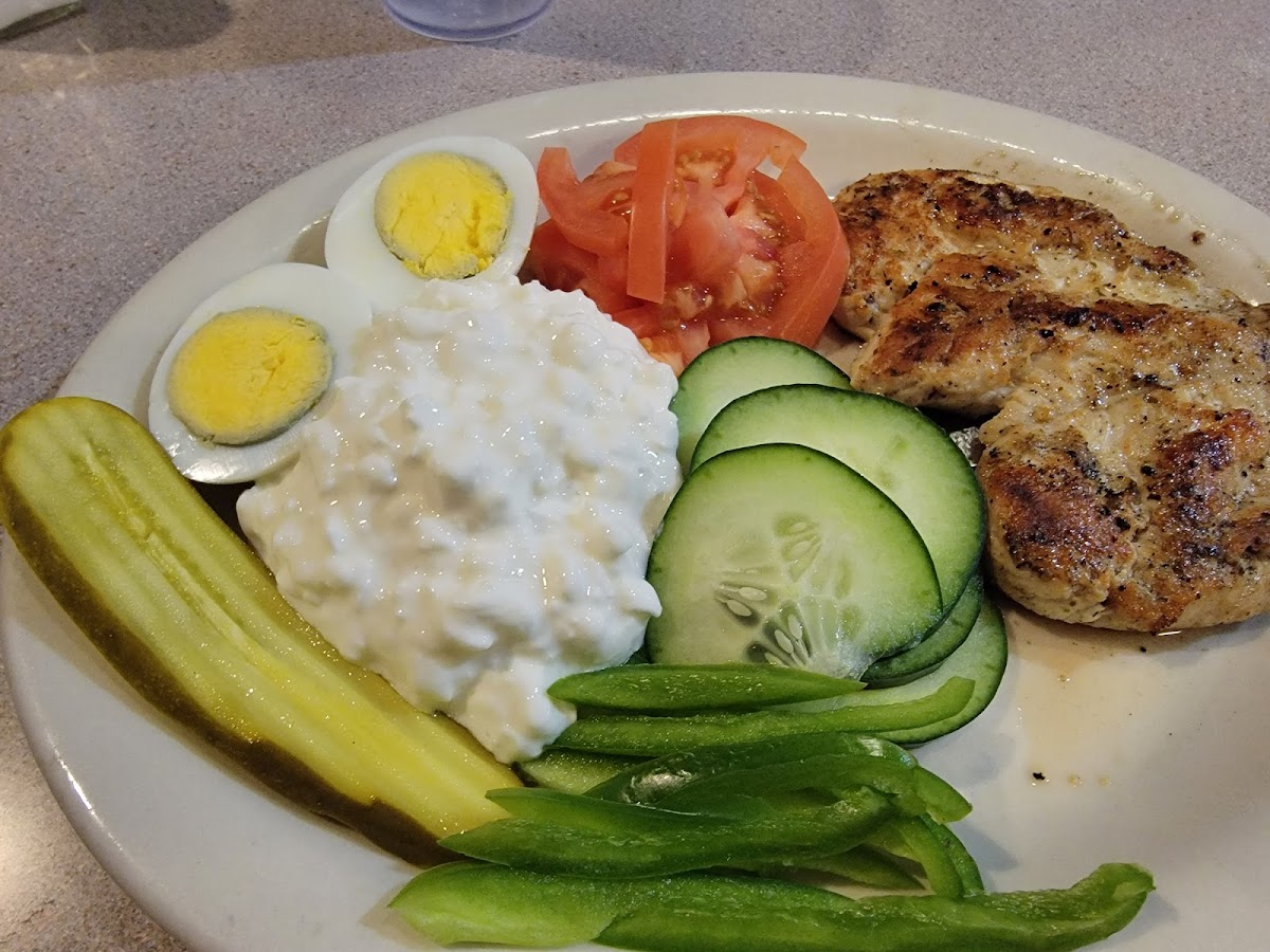 Round Table Family Restaurant - Photo 9